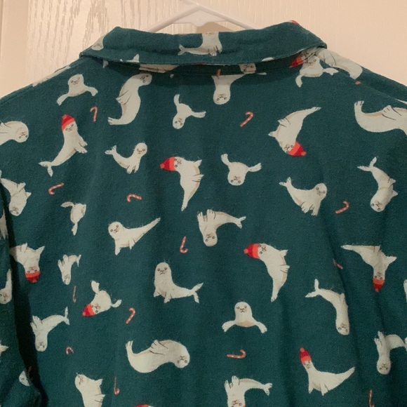 Christmas seal 🦭 pajama top long sleeved seals w hats candy canes used & cute - Picture 17 of 17